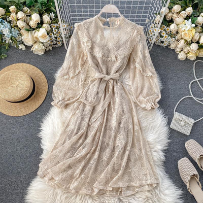 Modern női csipkeruha hosszú ujjú, derékkötővel, fekete és bézs színben