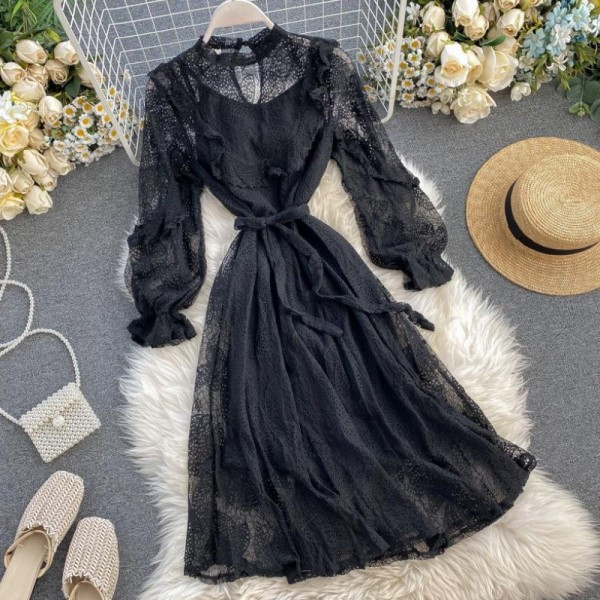 Modern női csipkeruha hosszú ujjú, derékkötővel, fekete és bézs színben