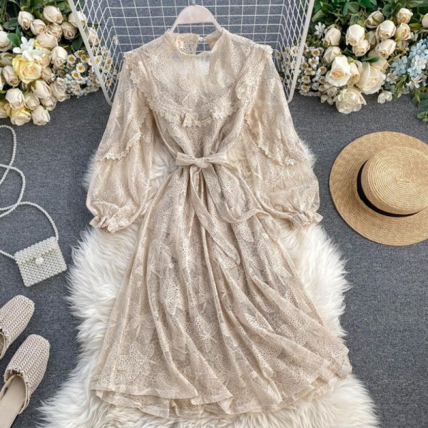 Modern női csipkeruha hosszú ujjú, derékkötővel, fekete és bézs színben