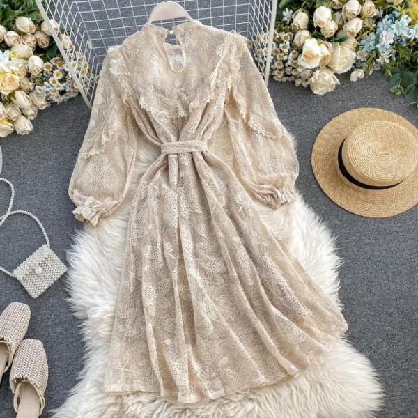 Modern női csipkeruha hosszú ujjú, derékkötővel, fekete és bézs színben