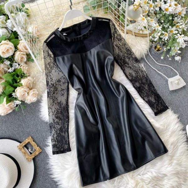 Modern női ruha eko bőrből, ovális nyakkivágással és fekete csipkeujjakkal