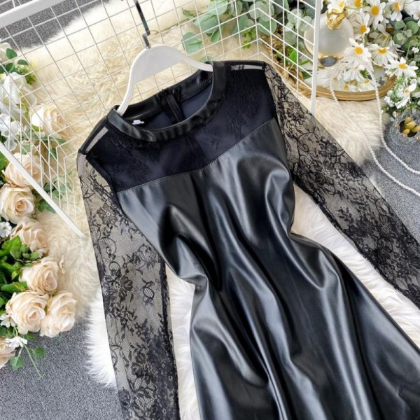 Modern női ruha eko bőrből, ovális nyakkivágással és fekete csipkeujjakkal