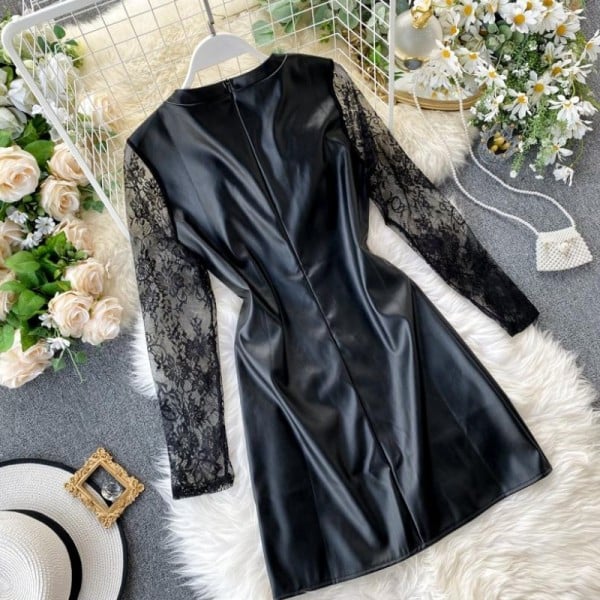 Modern női ruha eko bőrből, ovális nyakkivágással és fekete csipkeujjakkal