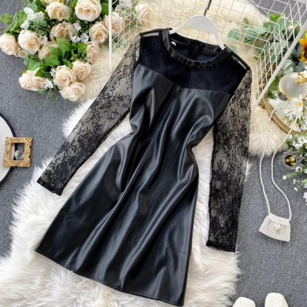 Modern női ruha eko bőrből, ovális nyakkivágással és fekete csipkeujjakkal