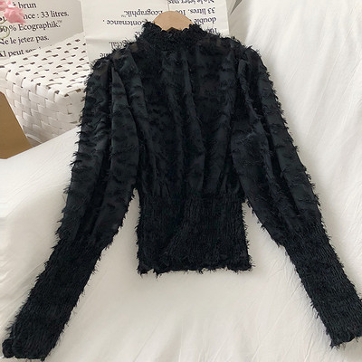 Bézs, fekete-fehér női blúz magas gallérral és bojttal