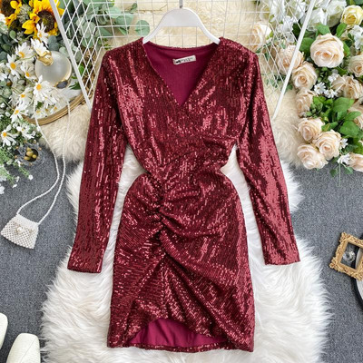 Modern női ruha flitterekkel és spitz nyakkivágással arany, piros, fekete és ezüst színekben