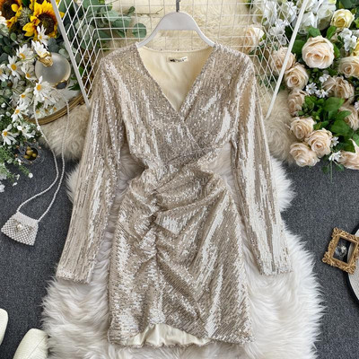 Modern női ruha flitterekkel és spitz nyakkivágással arany, piros, fekete és ezüst színekben