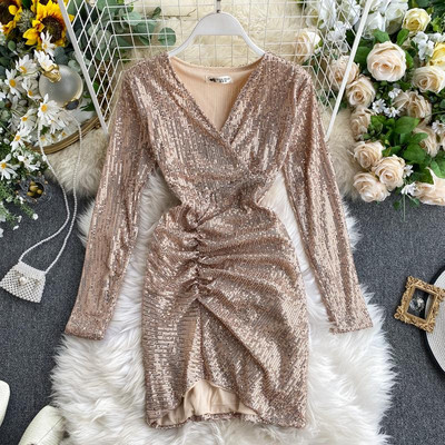 Modern női ruha flitterekkel és spitz nyakkivágással arany, piros, fekete és ezüst színekben