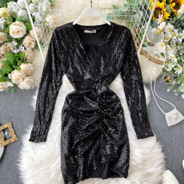 Modern női ruha flitterekkel és spitz nyakkivágással arany, piros, fekete és ezüst színekben