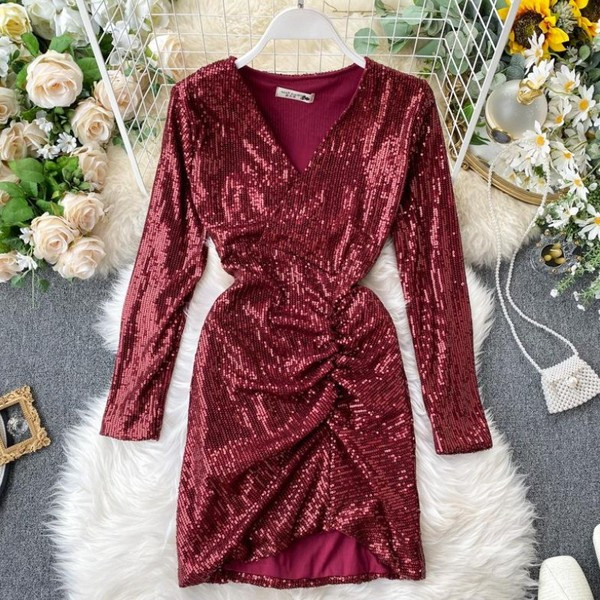 Modern női ruha flitterekkel és spitz nyakkivágással arany, piros, fekete és ezüst színekben