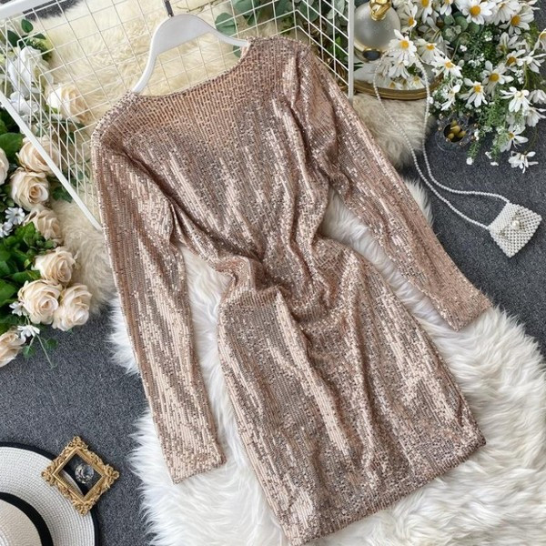 Modern női ruha flitterekkel és spitz nyakkivágással arany, piros, fekete és ezüst színekben