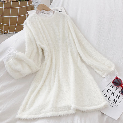 Alkalmi női ruha fehér és fekete színben, kerek nyakkivágással és hosszú ujjakkal