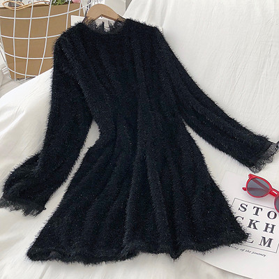 Alkalmi női ruha fehér és fekete színben, kerek nyakkivágással és hosszú ujjakkal