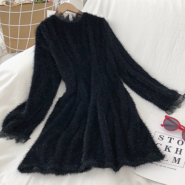 Alkalmi női ruha fehér és fekete színben, kerek nyakkivágással és hosszú ujjakkal