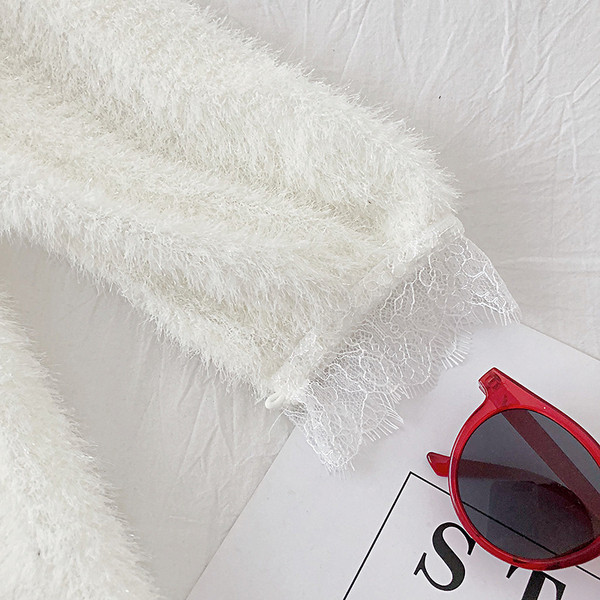 Alkalmi női ruha fehér és fekete színben, kerek nyakkivágással és hosszú ujjakkal