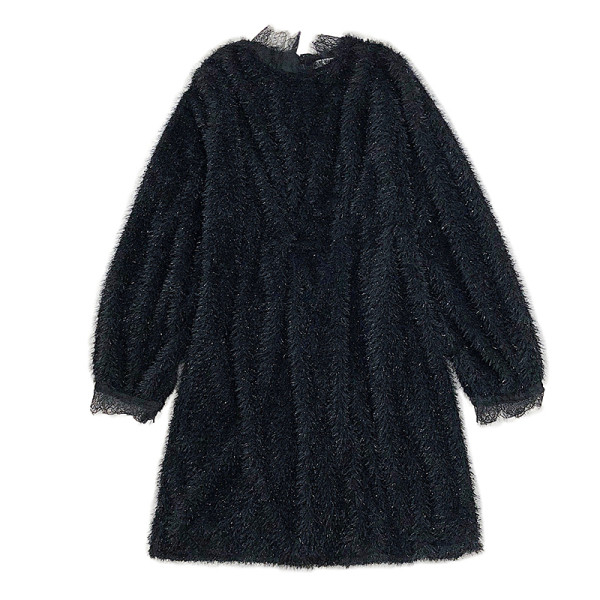 Alkalmi női ruha fehér és fekete színben, kerek nyakkivágással és hosszú ujjakkal