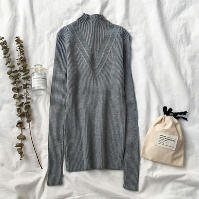 Női pulóver fekete, kék, rózsaszín és fehér színben, alacsony gallérral és hosszú ujjal