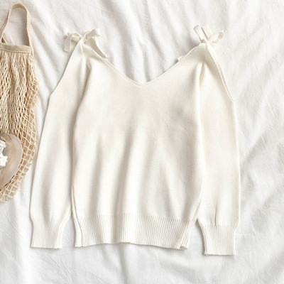 Női pulóver fekete, fehér és piros színű, V-nyakú