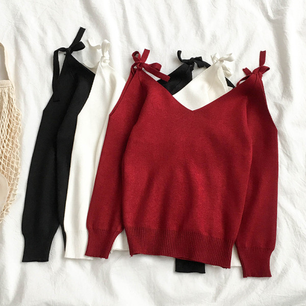 Női pulóver fekete, fehér és piros színű, V-nyakú