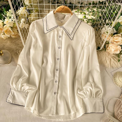 Modern női ing klasszikus gallérral és fehér, fekete és piros gombokkal