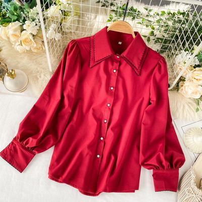 Modern női ing klasszikus gallérral és fehér, fekete és piros gombokkal