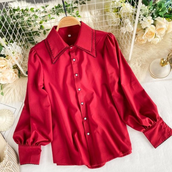 Modern női ing klasszikus gallérral és fehér, fekete és piros gombokkal