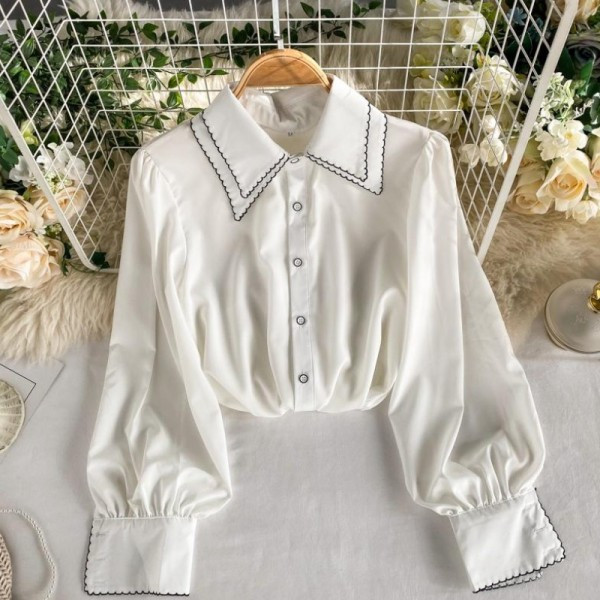 Modern női ing klasszikus gallérral és fehér, fekete és piros gombokkal