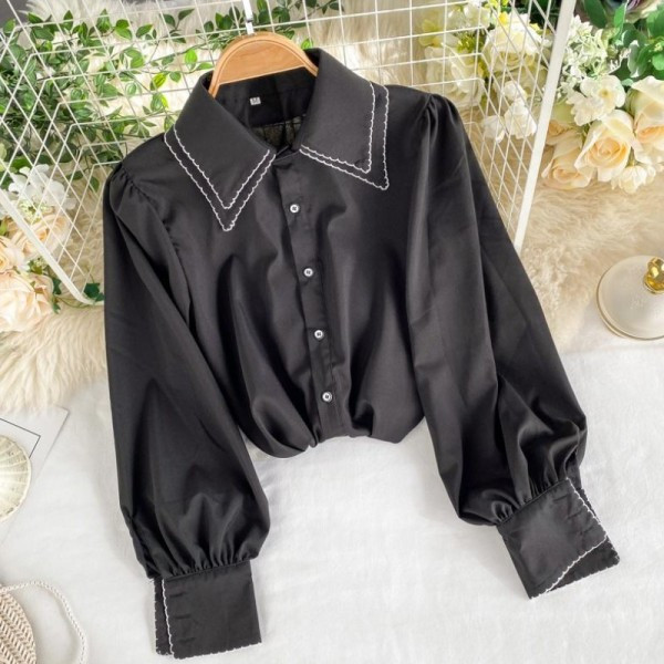 Modern női ing klasszikus gallérral és fehér, fekete és piros gombokkal