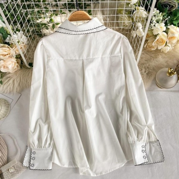 Modern női ing klasszikus gallérral és fehér, fekete és piros gombokkal