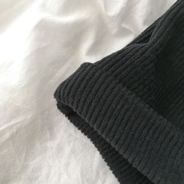 Női rövidnadrág fekete és szürke színben, magas derékkal és zsebekkel