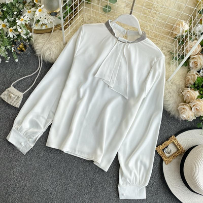 Modern női ing szalaggal és ovális nyakkivágással fehér, zöld, piros, rózsaszín és bézs színben