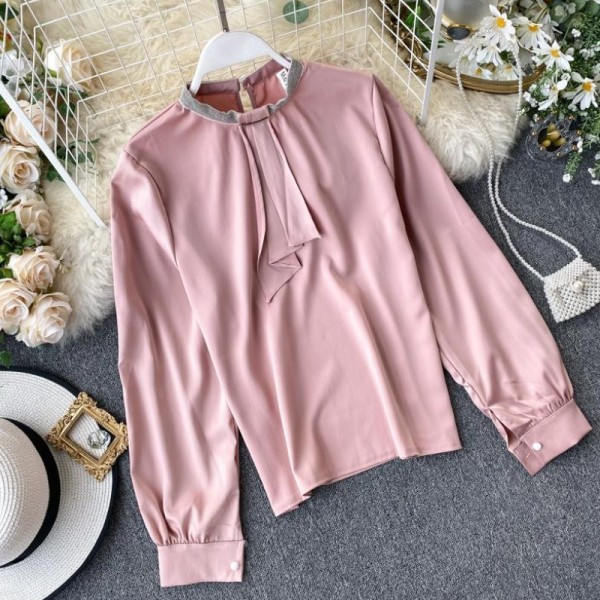 Modern női ing szalaggal és ovális nyakkivágással fehér, zöld, piros, rózsaszín és bézs színben