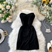 Modern női rövid ruha pántokkal és gyöngyökkel fekete színben