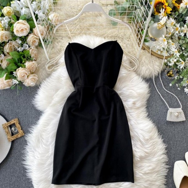 Modern női rövid ruha pántokkal és gyöngyökkel fekete színben