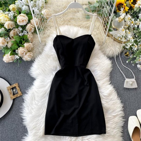 Modern női rövid ruha pántokkal és gyöngyökkel fekete színben