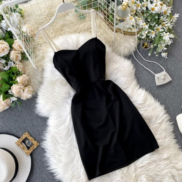 Modern női rövid ruha pántokkal és gyöngyökkel fekete színben