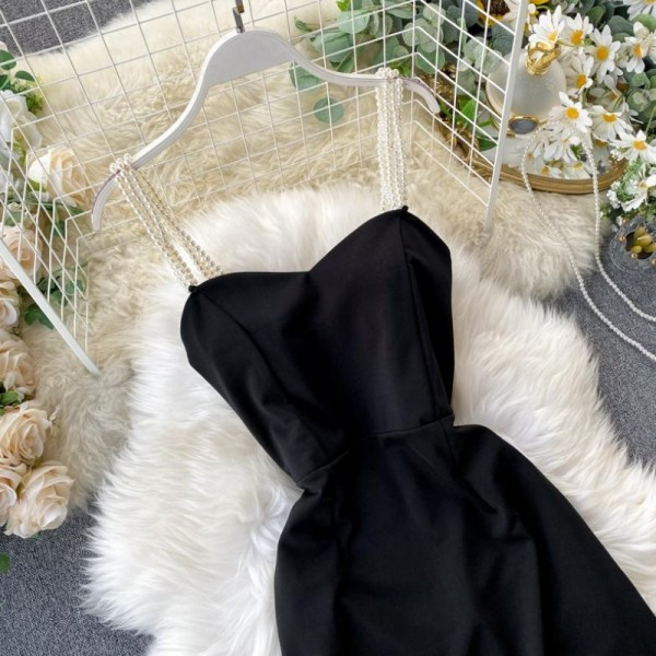 Modern női rövid ruha pántokkal és gyöngyökkel fekete színben