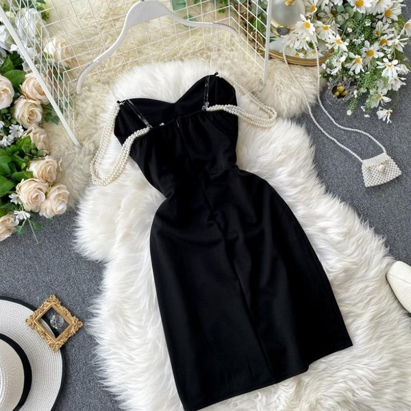 Modern női rövid ruha pántokkal és gyöngyökkel fekete színben