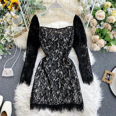 Modern női csipkeruha négyzet alakú nyakkivágással és hosszú ujjakkal