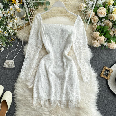 Modern női csipkeruha négyzet alakú nyakkivágással és hosszú ujjakkal