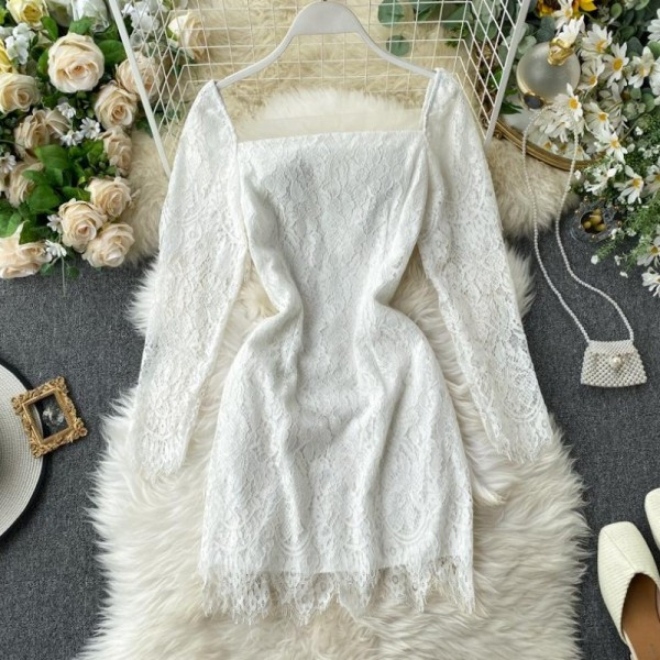 Modern női csipkeruha négyzet alakú nyakkivágással és hosszú ujjakkal