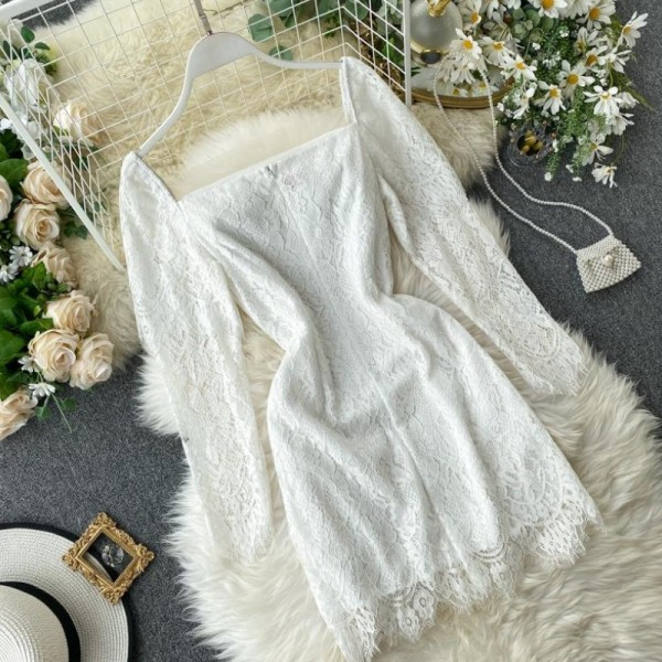 Modern női csipkeruha négyzet alakú nyakkivágással és hosszú ujjakkal