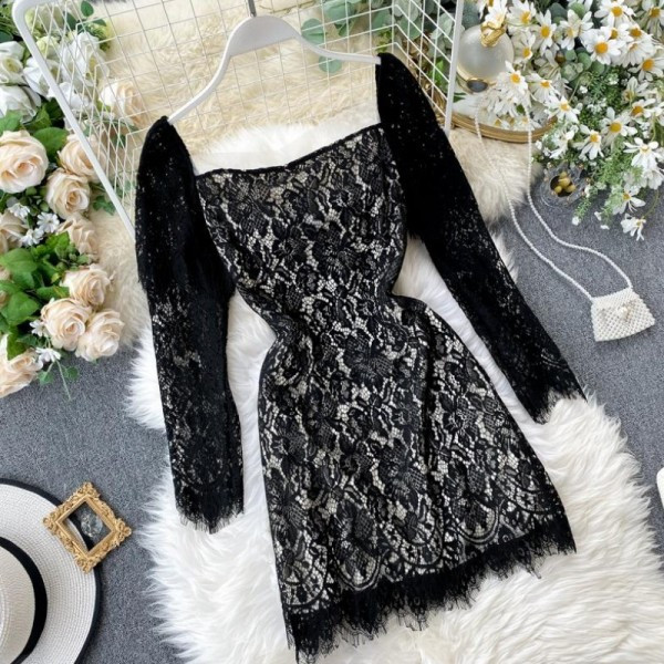 Modern női csipkeruha négyzet alakú nyakkivágással és hosszú ujjakkal