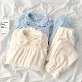 Női pizsama két részes fehér és kék színben, gallérral