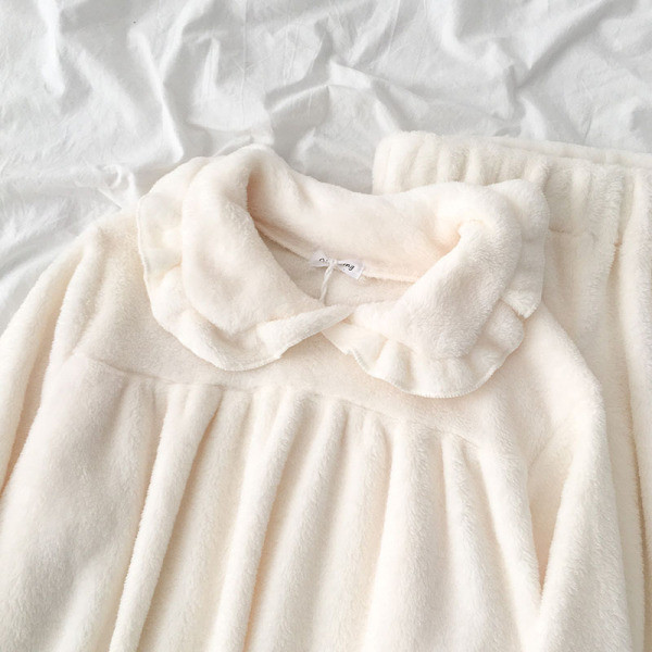 Női pizsama két részes fehér és kék színben, gallérral