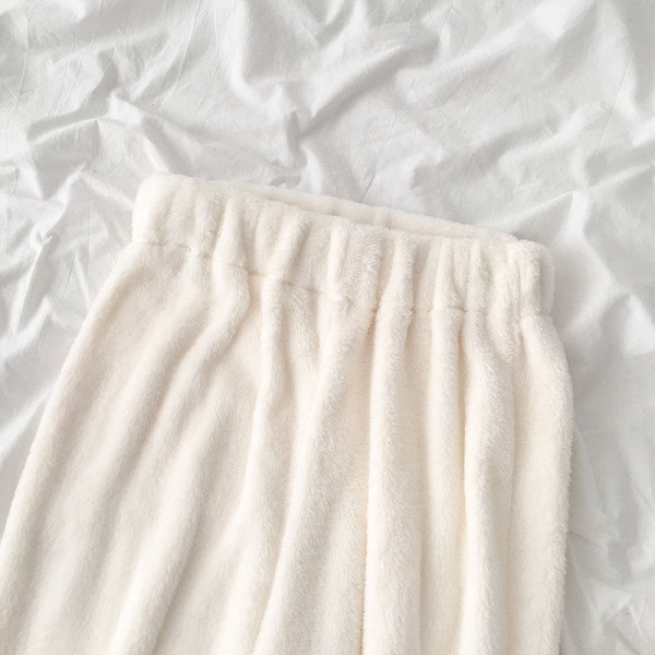 Női pizsama két részes fehér és kék színben, gallérral