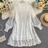 Modern női ruha csipkével és hímzett szabású mintával fekete, fehér és bézs színben