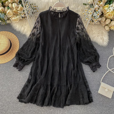 Modern női ruha csipkével és hímzett szabású mintával fekete, fehér és bézs színben