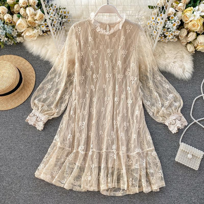 Modern női ruha csipkével és hímzett szabású mintával fekete, fehér és bézs színben