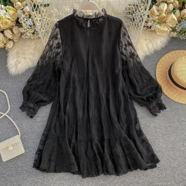 Modern női ruha csipkével és hímzett szabású mintával fekete, fehér és bézs színben